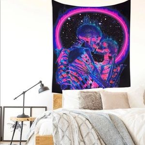 Tapestry 130*150  Comes with hooks to mount in in very beautiful